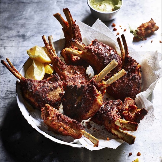 Chuletas de cordero con costra de especias a las brasas