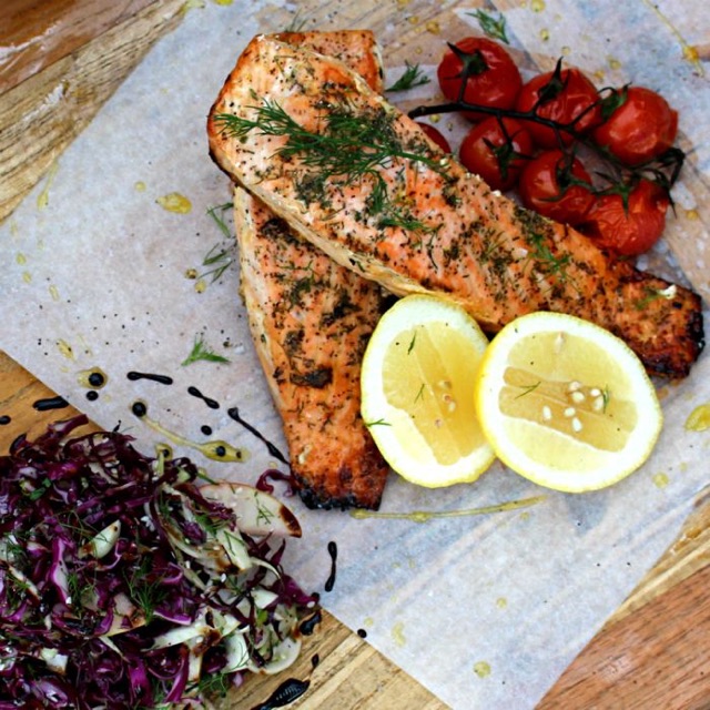 Salmón con eneldo, tomates cherry asados y limón.